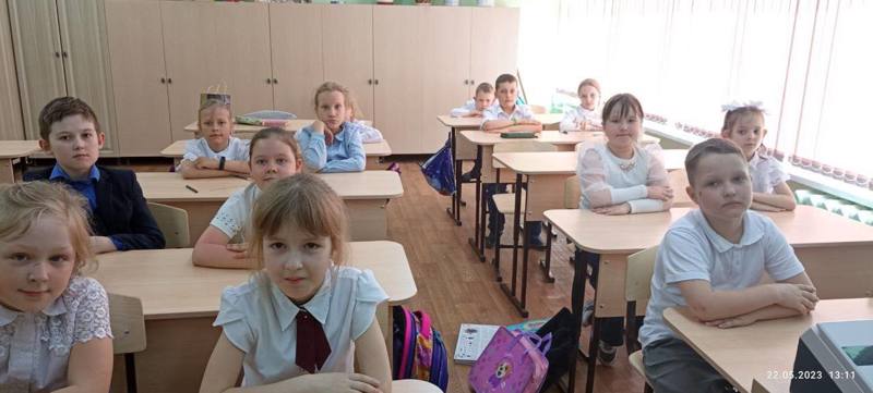Сегодня в группе продленного дня воспитатель Власова Светлана Анатольевна провела занятие на тему "Чтобы сильным и ловким быть! "
