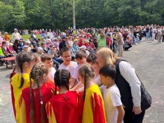 1 июня,  в Международный день защиты детей, в  школе №1 состоялось открытие пришкольного лагеря «Сказочное царство».