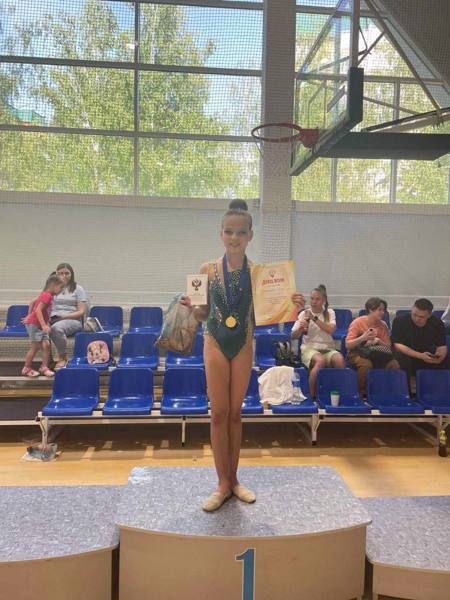 Сапожникова Дана ученица 4 «Д» класса получила 1 взрослый разряд по художественной гимнастике.