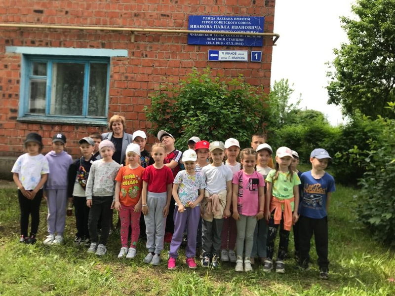 Сегодняшний 2- ой день пришкольного лагеря «Планета детства» назывался «Служить России»
