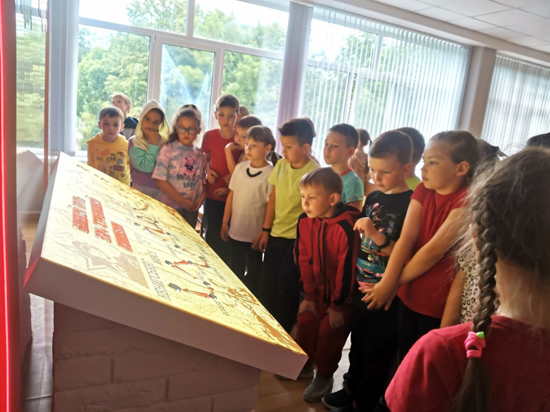 8 июня учитель истории Егорова В.В. провела экскурсию в школьном музее "Сыны Отечества" для учащихся 1 кадетского класса