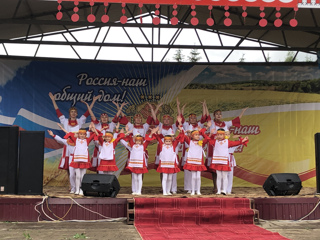 Выступление танцевальной группы детского сада на празднике «Акатуй»