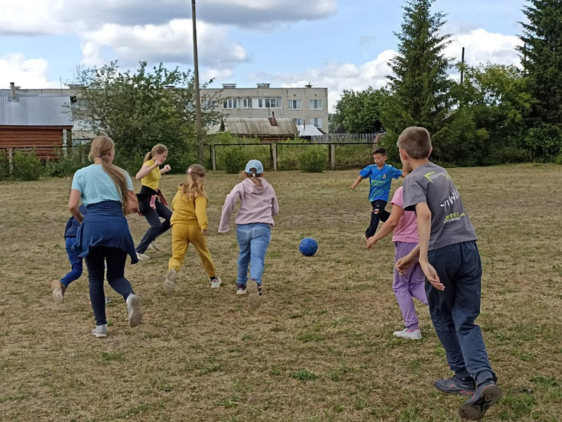 Прохладная погода 20 июня позволяет играть в футбол.