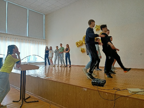 С 14 по 22 июня артисты школьной театральной студии "Апельсин" готовят театрализованную постановку к выпускному вечеру