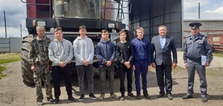 Выпускники Новошимкусской школы получили права трактористов-машинистов категорий «В», «С», «Е», «F»!!!