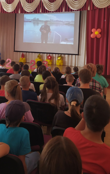 Ребята из пришкольного лагеря "Планета детства" приняли участие в онлайн уроке по безопасности на водоёмах "Предотвратим беду"