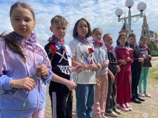 В День памяти и скорби ученики школы #9 возложили цветы возле памятника павшим в Великой Отечественной войне