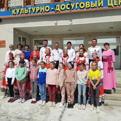 Учащиеся школы искусств позравили жителей села с Днем России
