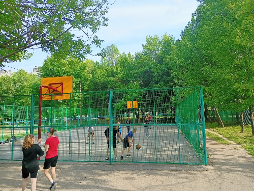 Обучающиеся школы ежедневно занимаются спортом на пришкольной баскетбольной и волейбольной площадках.