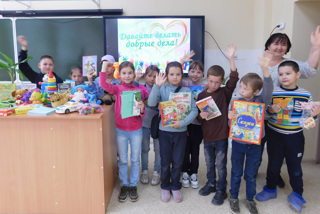 Участники акции по сбору игрушек, книг и канцелярских принадлежностей для образовательных организаций Бердянского района Запорожской области