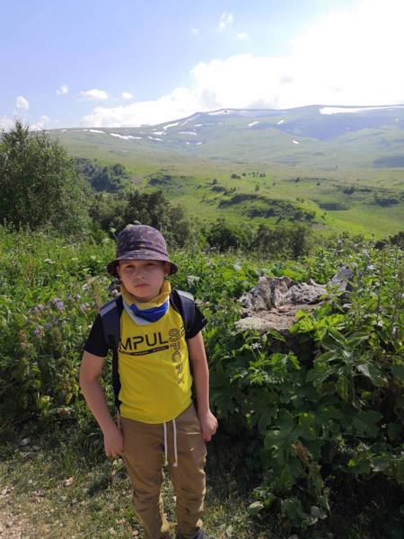 Лебедев Максим, ученик 3В класса, активно проводит каникулы в горах Адыгеи.