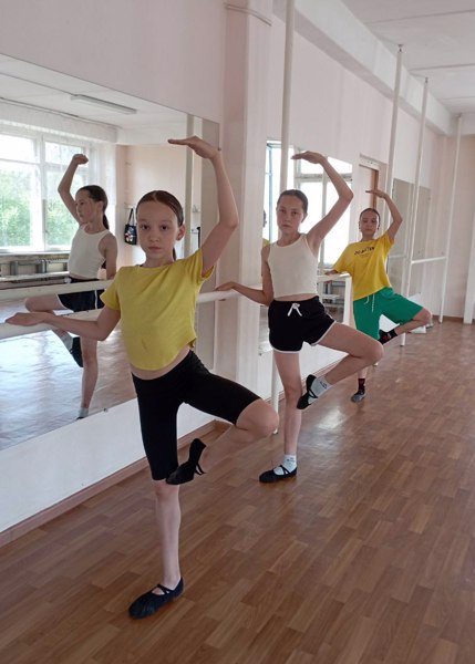 Во время летних каникул школьники активно занимаются в школьной театрально-хореографической студии