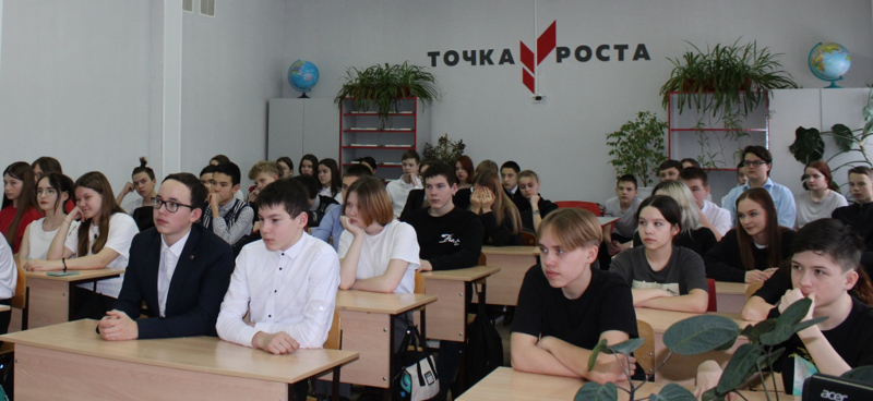 Сергей Голицын- участник специальных военных действий 2022 года в Украине на встрече с гимназистами.