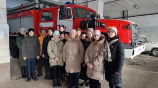 17 января восьмиклассники школы-интерната вместе с директором Ананьевой Е.Н. и воспитателем Порфирьевой В.Н. побывали на экскурсии в 27 пожарно-спасательной части п. Вурнары.