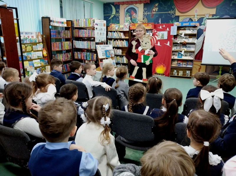 В Молодежной библиотеке им. К.Чуковского для первоклассников средней школы №2 прошел час развлечений "Детство - счастливая страна".