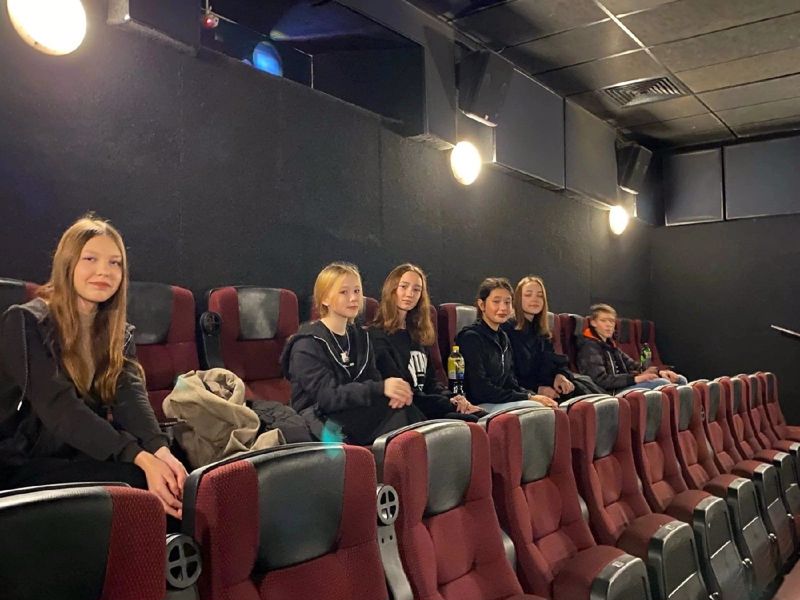 Учащиеся 8 класса МАОУ "СОШ 40" г.Чебоксары посетили кинотеатр "Три пингвина" и посмотрели семейную комедию "Чебурашка"