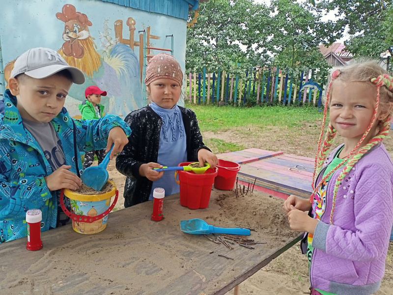 Песочница – привычный всем атрибут детской площадки.