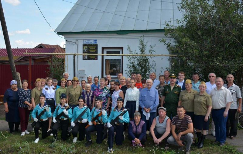 Открытие мемориальной доски в память Спиридонова Гаврила Спиридоновича и его супруги Спиридоновой Арефы Кирилловны.