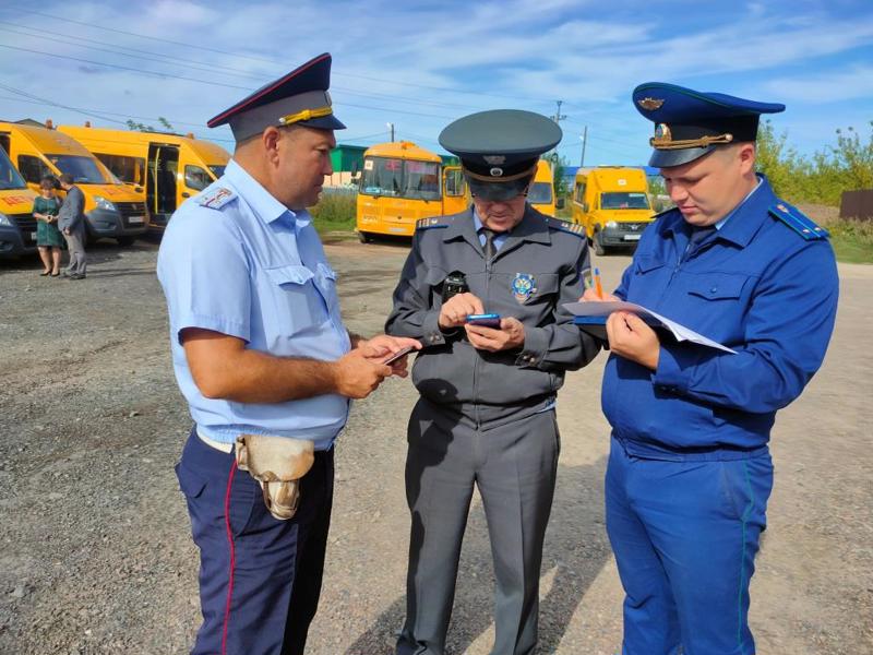 Проведен технический осмотр школьных автобусов