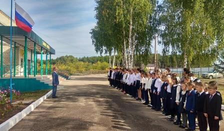 Первое в этом учебном году внеурочное занятие в рамках проекта "Разговоры о важном" на тему "День знаний"