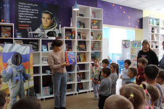 Экскурсия воспитанников структурного подразделения "Ёлочка" в  районную детскую библиотеку