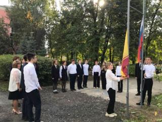 В школе №10 прошла торжественная церемония поднятия государственных флагов Российской Федерации и Чувашской Республики