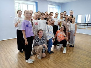 В рамках Года педагога и наставника в МБУДО «Яльчикская ДШИ» состоялась  танцевальная тренировка  «Zumba»  с обучающимися хореографического класса