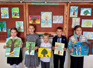 В гимназии проходит конкурс рисунков "Старейшина чувашских дубов", посвященный 372-летнему дубу Чувашской Республики