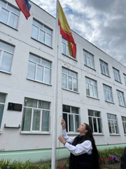 🗓11 сентября 2023 года учебная неделя в нашей школе началась с поднятия флага и исполнения гимна РФ  и Чувашской Республики