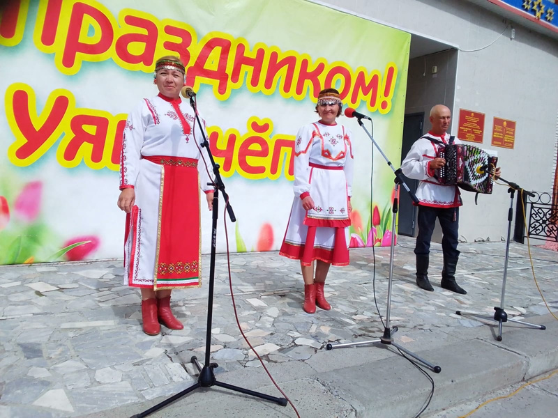 В августе издревле отмечают три замечательных праздника, три Спаса- Медовый, Яблочный, Ореховый. Сегодня 24 августа 2023 г в честь этих праздников на площади перед районным Домом Культуры прошёл яркий тематический концерт "Три спаса". Вместе с работниками культуры участвовали и преподаватели детской школы искусств. Зрители с радостью слушали выступление задорных и ярких номеров, также узнали много интересного о традиционном праздновании Медового, Яблочного и Орехового спаса.