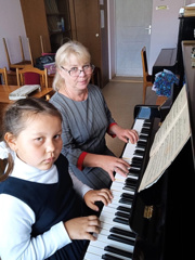 Детская школа искусств рада встречи со своими учащимися класса фортепиано и гармони в День Знаний.