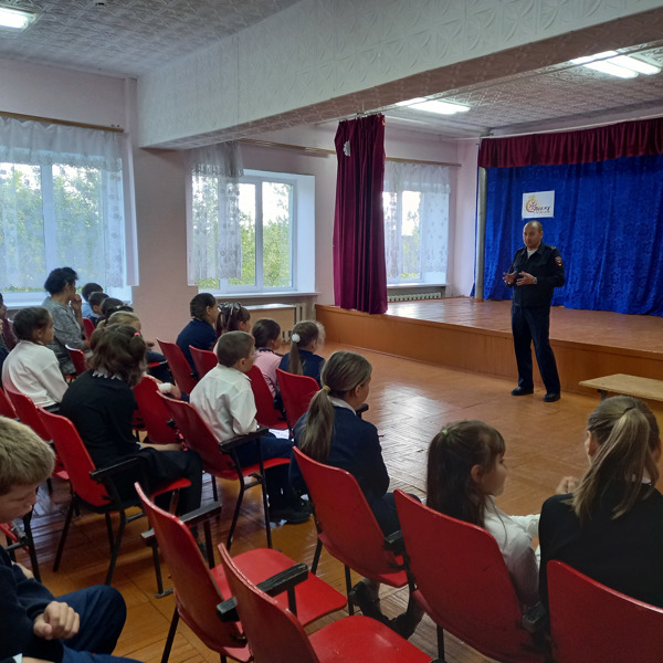 Сегодня в школе состоялась встреча с инспектором ПДН МО МВД России «Цивильский», лейтенантом полиции Евгением Карповым