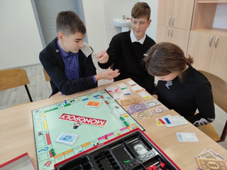В свободное от уроков время ученики 9б класса любят играть в настольную игру "Монополия". Эта игра не только развлечение, но и развитие экономических навыков будущих выпускников.