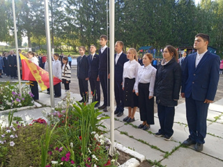 Учебная неделя традиционно началась с поднятия флагов Российской Федерации, Чувашской Республики и Моргаушского муниципального округа и исполнения гимнов