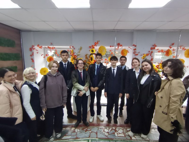 Обучающиеся 10 А класса на спектакле «Волга объединяет народы» в ДК «Салют» в рамках реализации «Пушкинская карта»