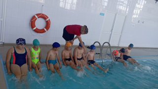 Обучение младших школьников умению плавать