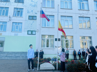 18 сентября обучающиеся МАОУ «Средняя общеобразовательная школа №3» традиционно начали с поднятия государственных флагов РФ и ЧР, а также прослушивания гимнов