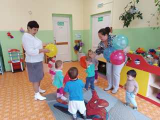 Воспитанники группы раннего возраста «Карапузики» поздравили сотрудников детского сада с профессиональным праздником