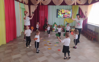 В детском саду с малышами провели спортивно-развлекательное мероприятие "Как дети зайцу помогали"