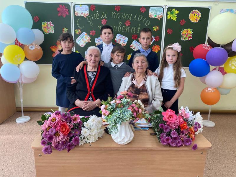 Нурлатские школьники готовятся поздравить бабушек и дедушек с праздником
