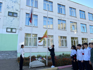 25 сентября, понедельник в МАОУ «Средняя общеобразовательная школа №3» традиционно начался с исполнения гимна и поднятия флага Российской Федерации.