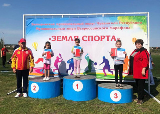 Сегодня воспитанники и взрослые нашего детского сада приняли участие во Всероссийском дне бега "Кросс Наций-2023"