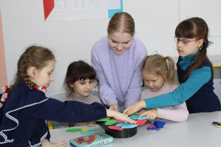 Выпускница Ахматовской средней школы 2020 года Емельянова Ксения провела интервью с учащимися начальных классов «Глазами маленьких»