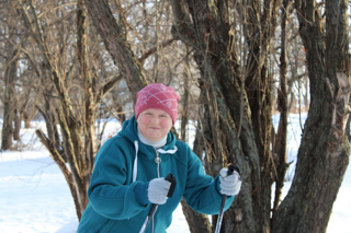 Родитель обучающейся, Левочкина Елена Юрьевна - участник Дня здоровья и лыжных гонок в Ахматовской школе.