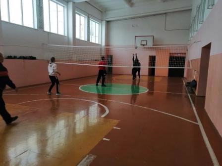 В рамках Дня здоровья в Шумерлинском муниципальном округе  в МБОУ "Алгашинская СОШ"  состоялась товарищеская встреча по волейболу между учащимися и выпускниками