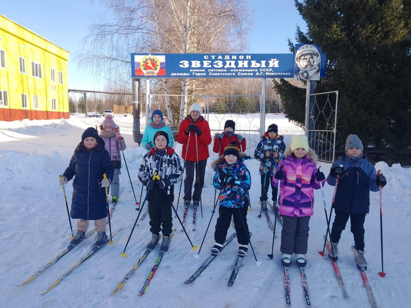 Лыжная прогулка участников спортивного клуба "Олимп"