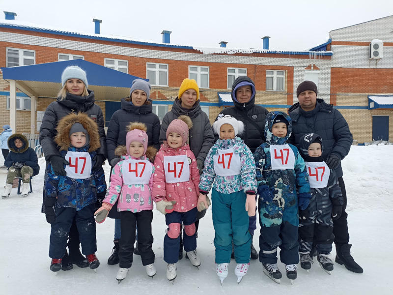 Славный выдался денек, мы спешим все на каток!