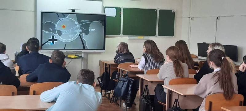 В гимназии был организован кинолекторий «Мы помним и чтим твой подвиг,  Ленинград»