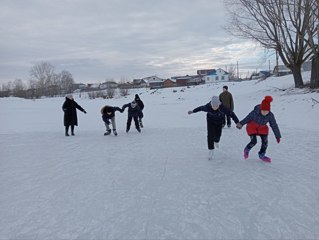 В рамках оборонно -массовой и спортивной работы: весёлая эстафета на коньках