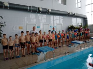 В рамках реализации проекта "Учусь плавать"  учащиеся продолжают посещать занятия по плаванию
